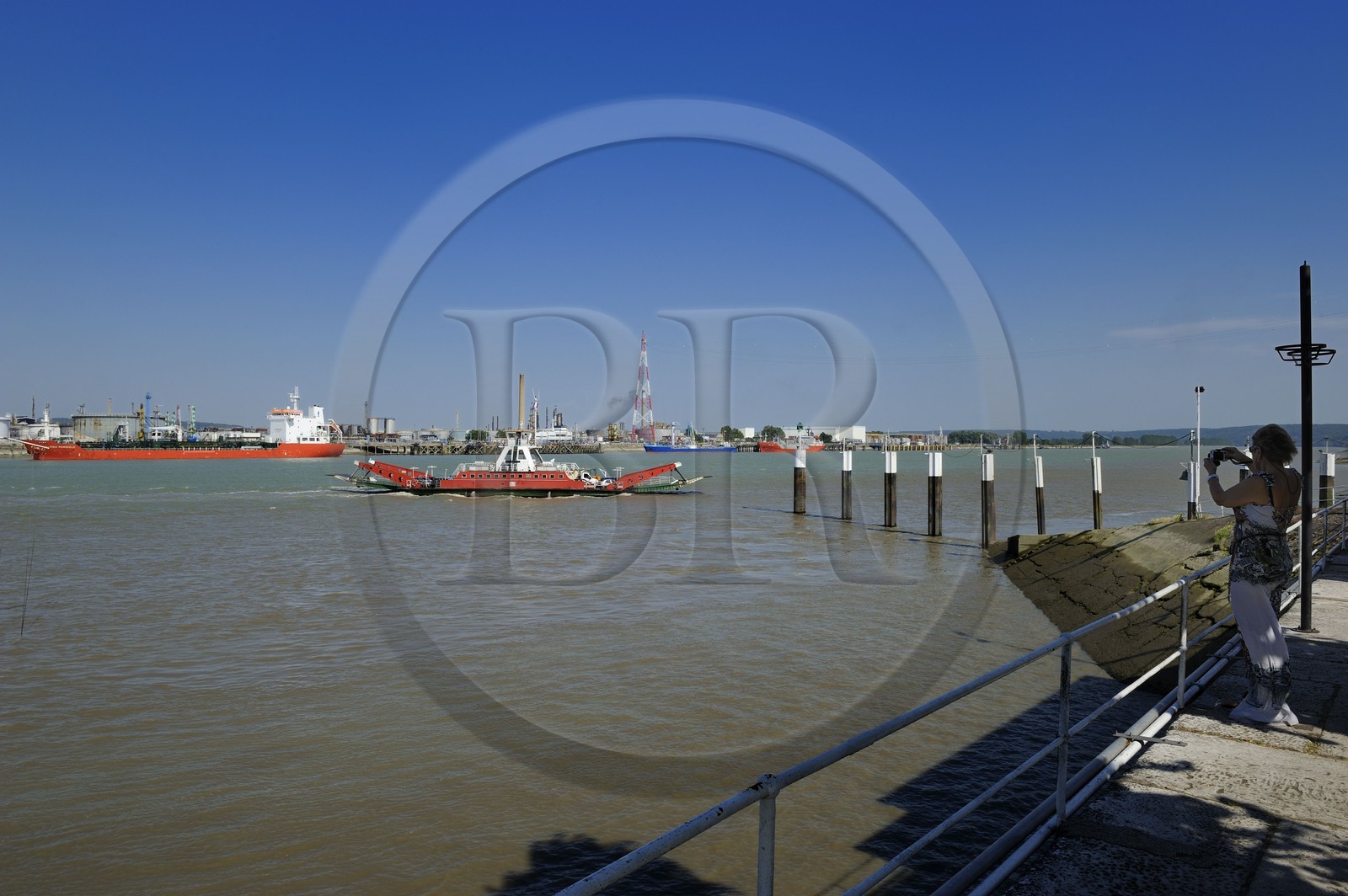France, Seine-Maritime (76), Quillebeuf-sur-Seine dans l'Eure, bac effectuant la traversée de la Seine et raffinerie de Port-Jérôme