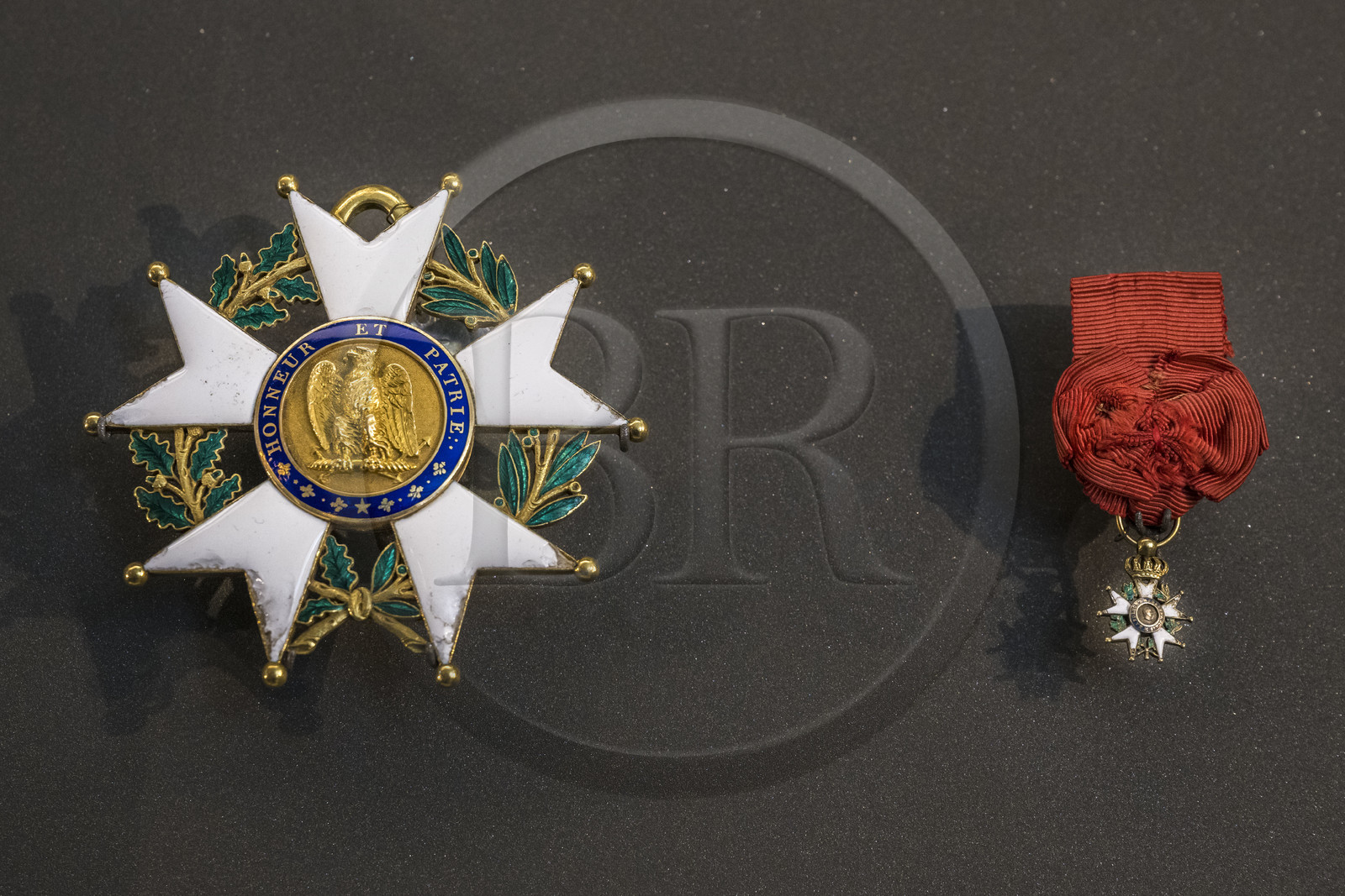 France, Seine-et-Marne (77), Fontainebleau, chateau de Fontainebleau, classé Patrimoine Mondial par l'UNESCO, Musée Napoléon Ier, grande décoration de la Légion d'honneur réputé portée par Napoléon à Tilsit en 1807 à gauche et croix d'officier de la Légion d'honneur portée par Napoléon à Saint-Hélène à droite