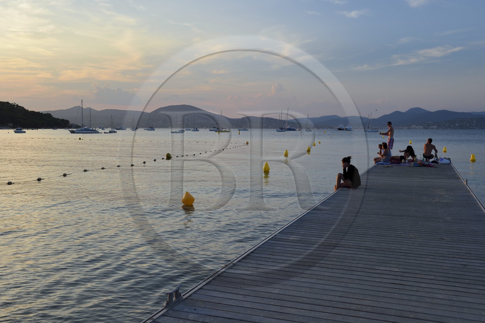 France, Var (83), Saint-Tropez, baie des Canebiers, moments entre amis sur le ponton de la plage des Canebiers