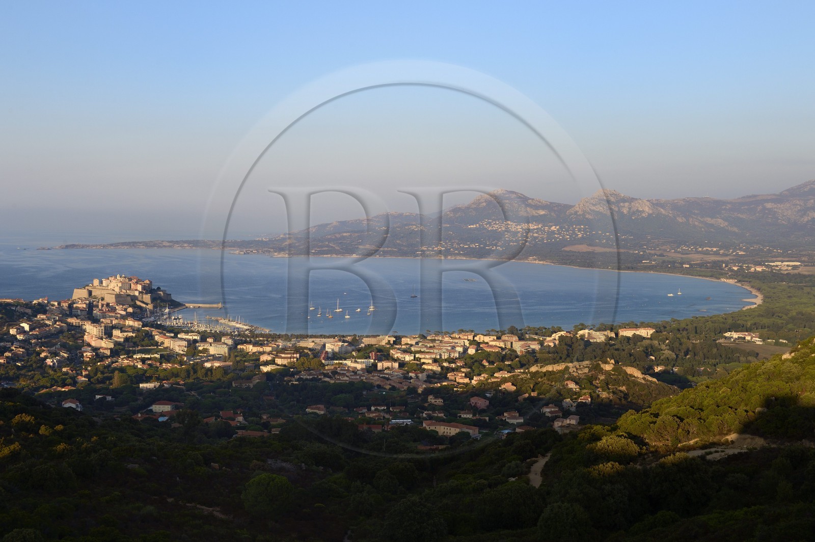 France, Haute-Corse (2B), Calvi et sa citadelle génoise dans la baie de Calvi
