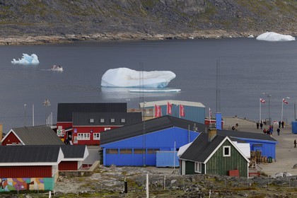 Groenland, ville de Nanortalik au sud du pays et icebergs dans la baie
