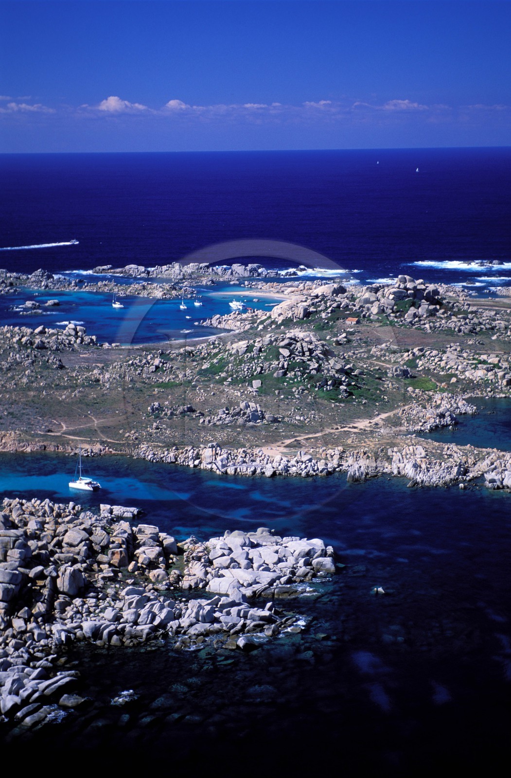 France, Corse-du-Sud (2A), bateaux au mouillage dans l'archipel des îles Lavezzi (vue aérienne)