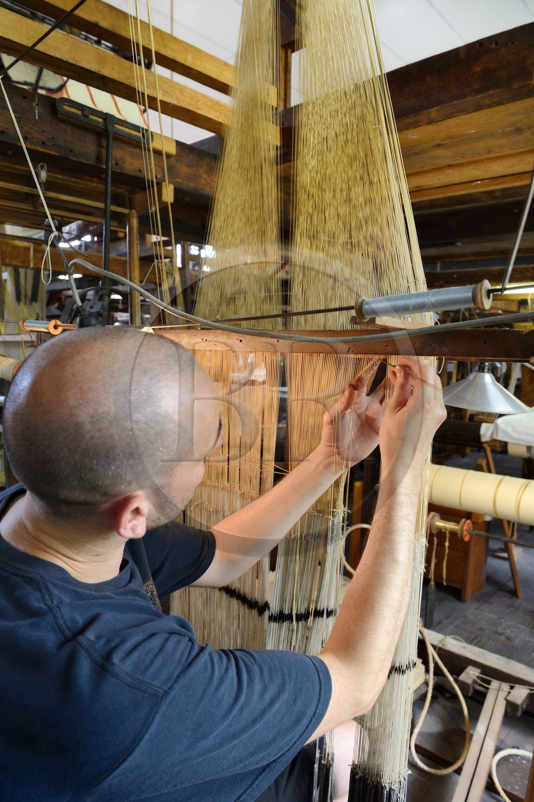 France, Rhône (69), Lyon, quartier de la Croix-Rousse, Manufacture de soieries Prelle, métier à tisser la soie mis au point par Joseph Marie Jacquard dit métier Jacquard, le canut Sébastien préparant son métier