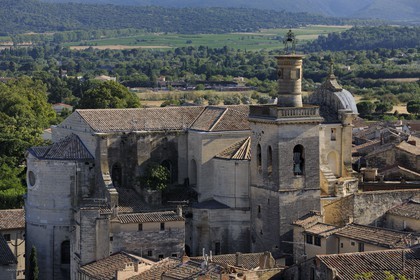 France, Gard (30), Uzès, les toits d'Uzès et l'église Saint-Etienne vus depuis la tour Bermonde du Duché