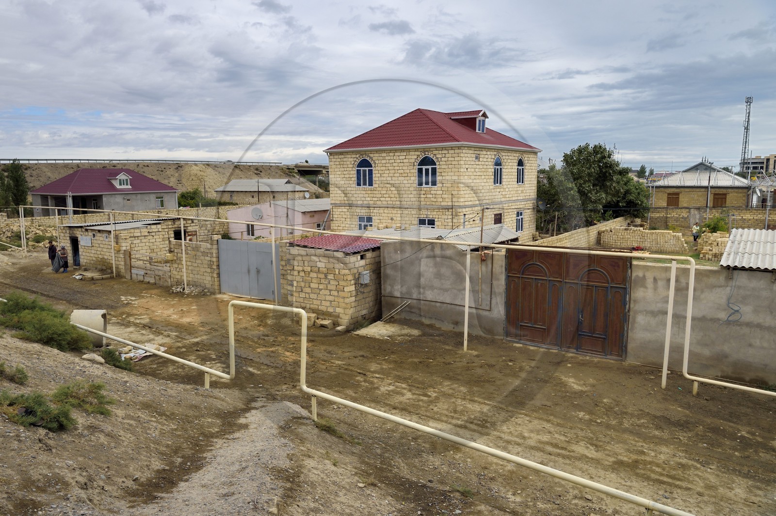 Azerbaïdjan, Gobustan, canalisations externes de gaz autour des maisons