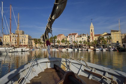 France, Var (83), Sanary-sur-Mer, barques traditionnelles de peche appelées pointus sur le port et l'église Saint-Nazaire