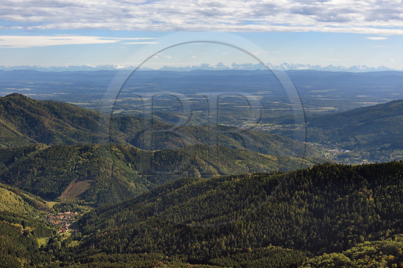 France, Vosges (88), Parc naturel régional des ballons des Vosges, Saint-Maurice-sur-Moselle, vue du sommet de la Tete des Perches au dessus de Gazon Rouge, le village de Rimbach-près-Masevaux dans le Haut-Rhin, la plaine d'Alsace et les Alpes en arrière plan