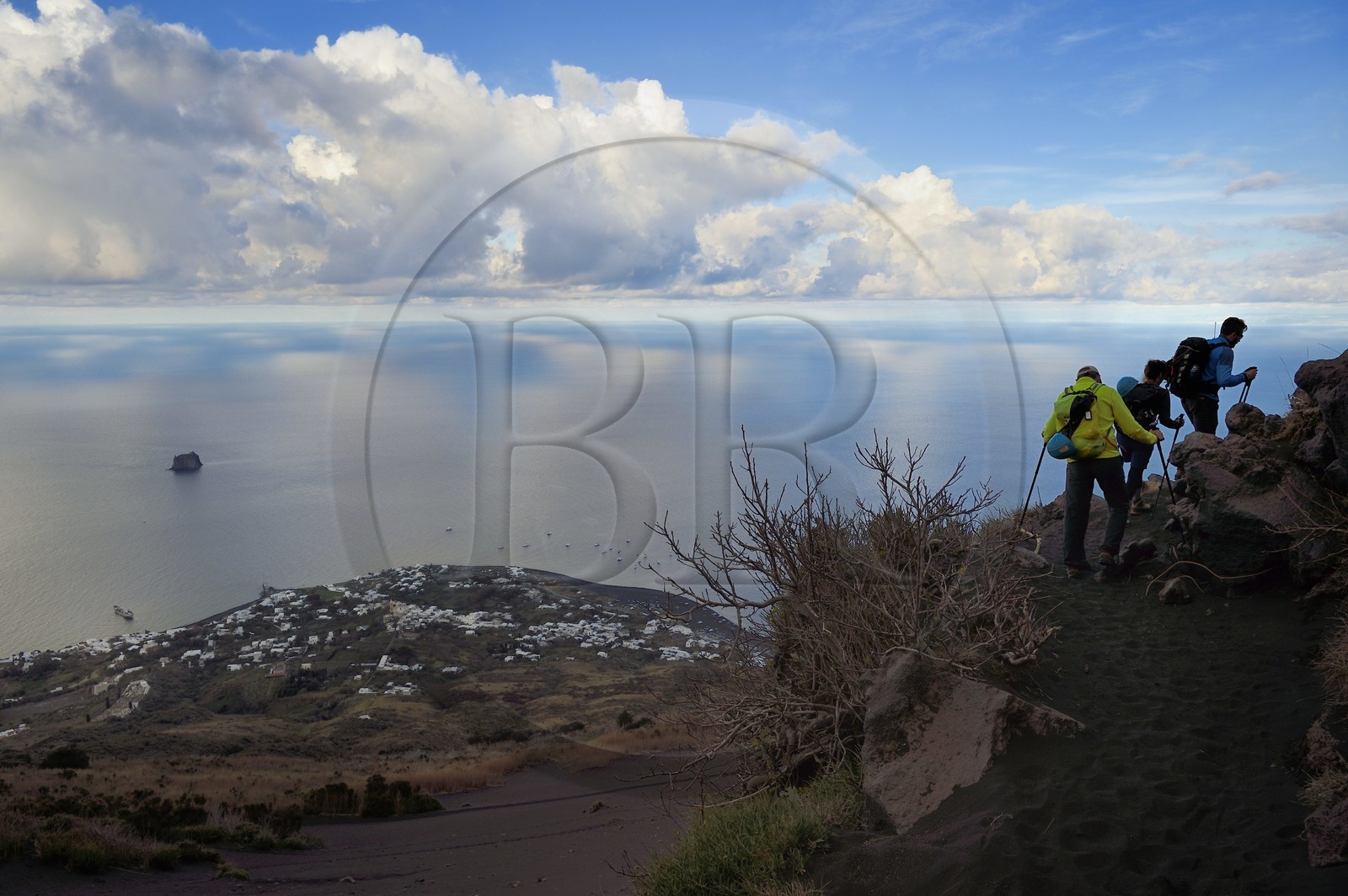 Italie, Sicile, iles Eoliennes, classées Patrimoine Mondial de l'UNESCO, ile de Stromboli, randonneurs dans l'ascension du volcan, le village de Stromboli et l'ilot de Strombolicchio en arrière plan
