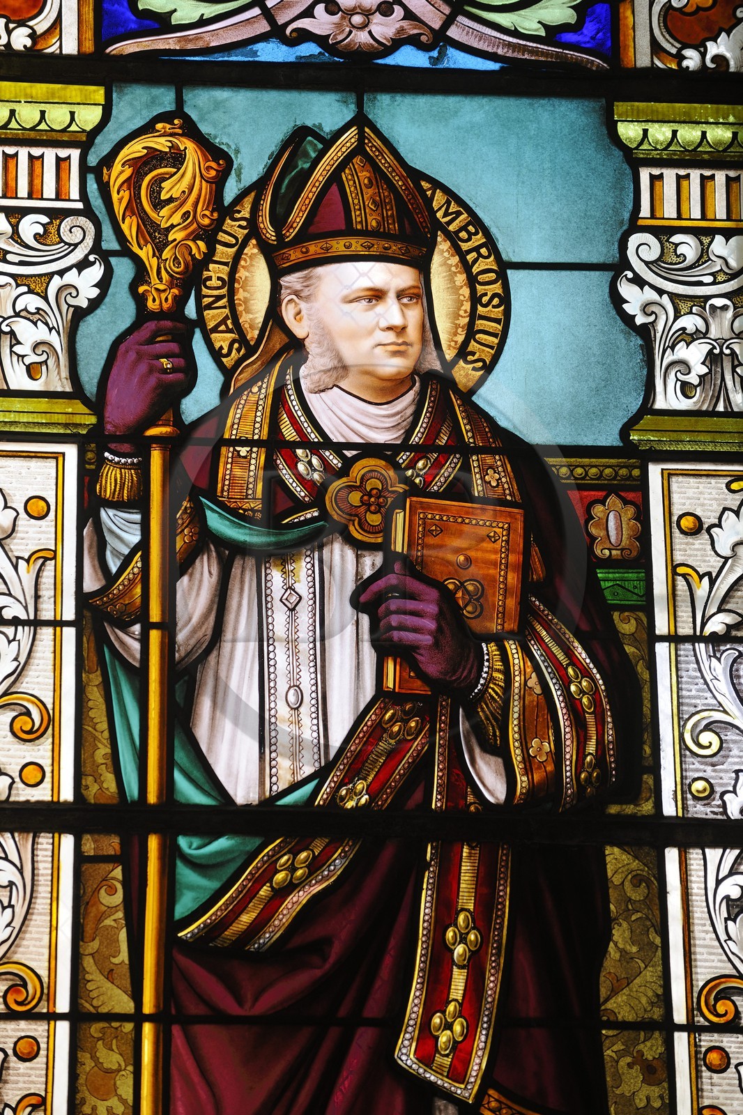 France, Vosges (88), Station thermale de Vittel, la chapelle Saint-Louis, saints qui sont représentés sur les vitraux sous les traits de membres de la famille Bouloumié