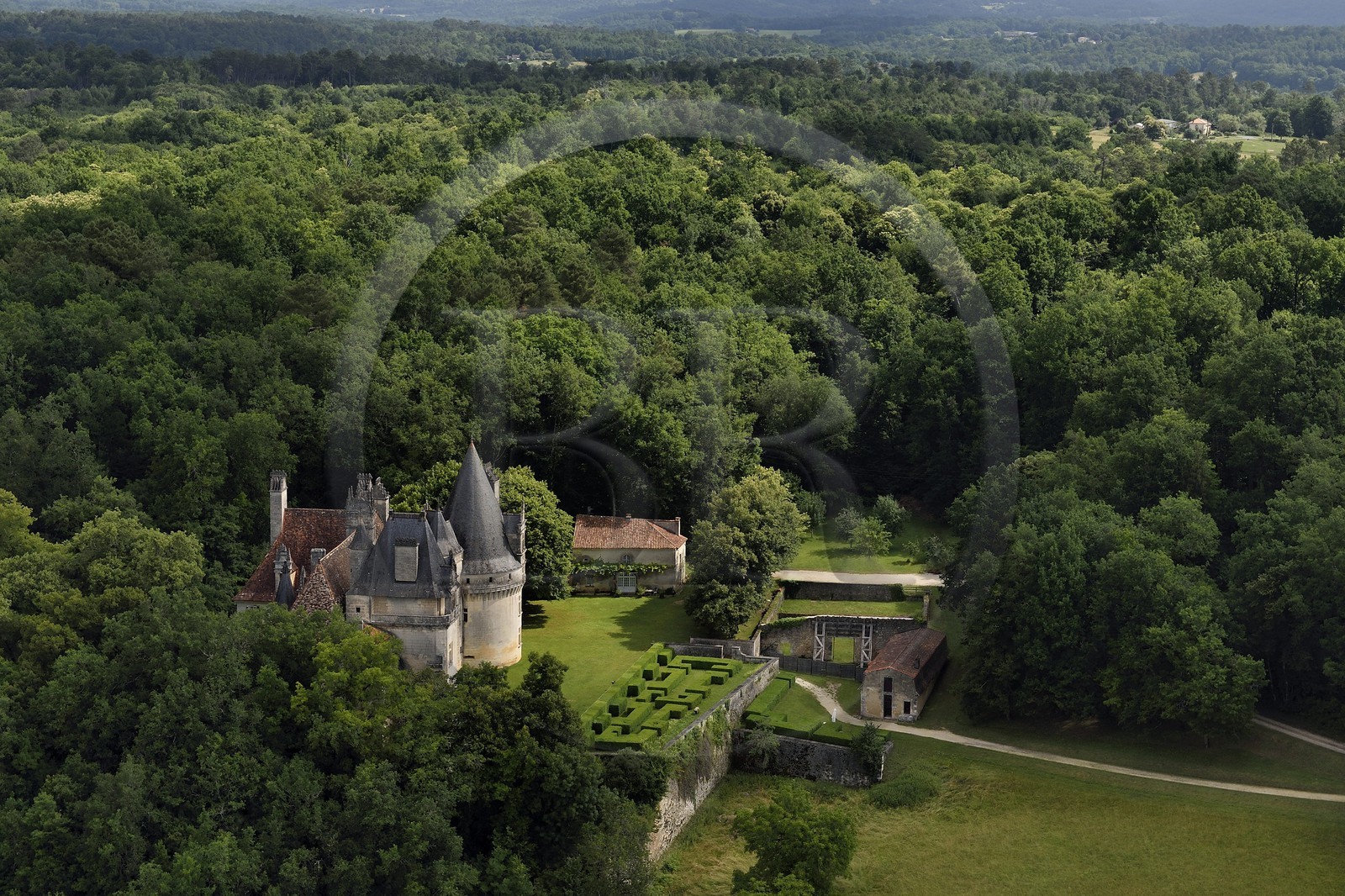 France, Dordogne (24), Périgord Vert, Villars, Chateau de Puyguilhem (vue aérienne)