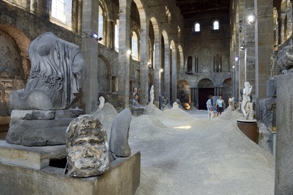 France, Isère (38), Vienne, musée lapidaire dans l'église Saint-Pierre, installation de l'artiste Victoria Klotz au milieu des pièces antiques