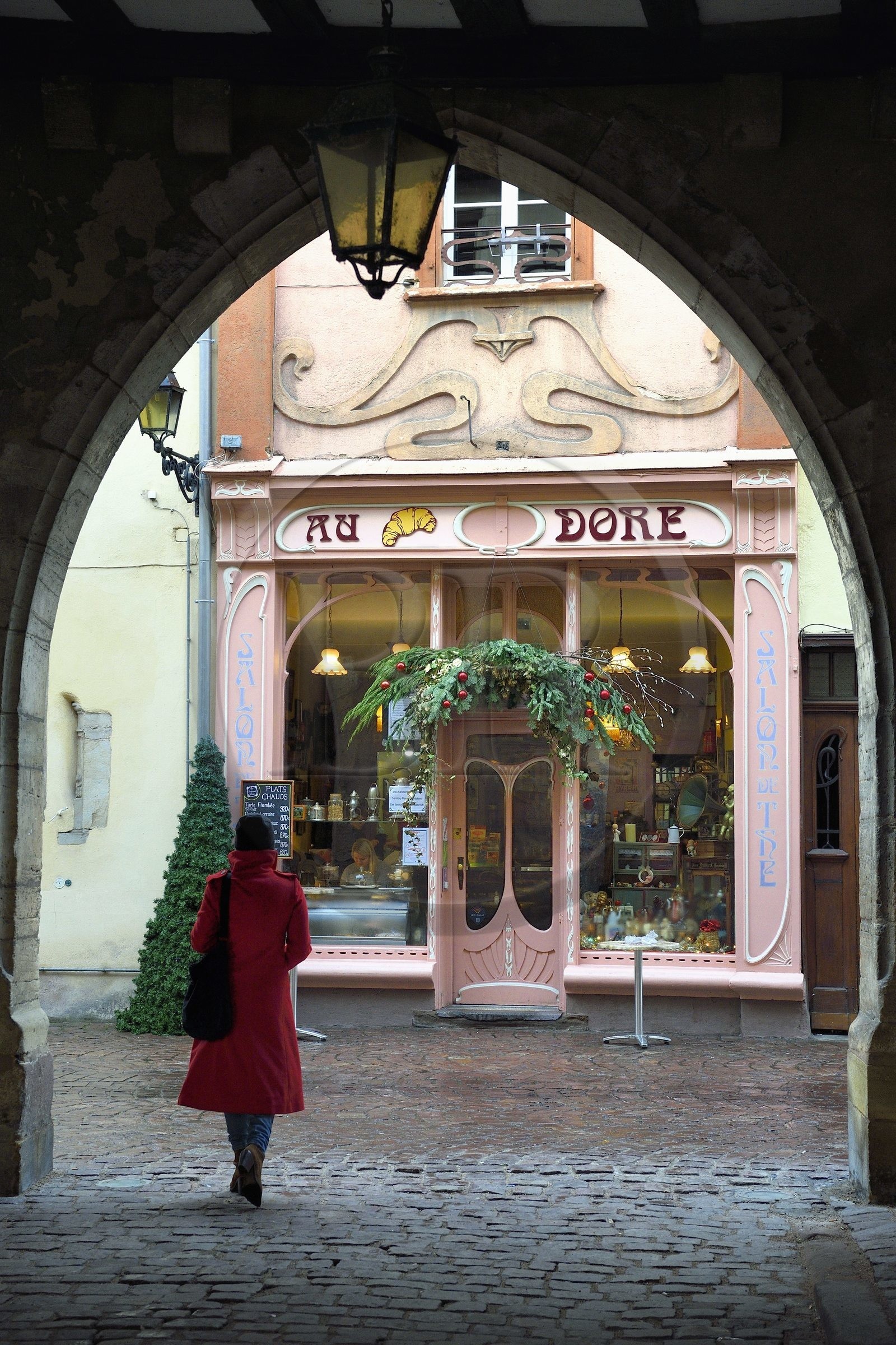 France, Haut-Rhin (68), Colmar, café avec sa facade art nouveau rue des Marchands  à Noël