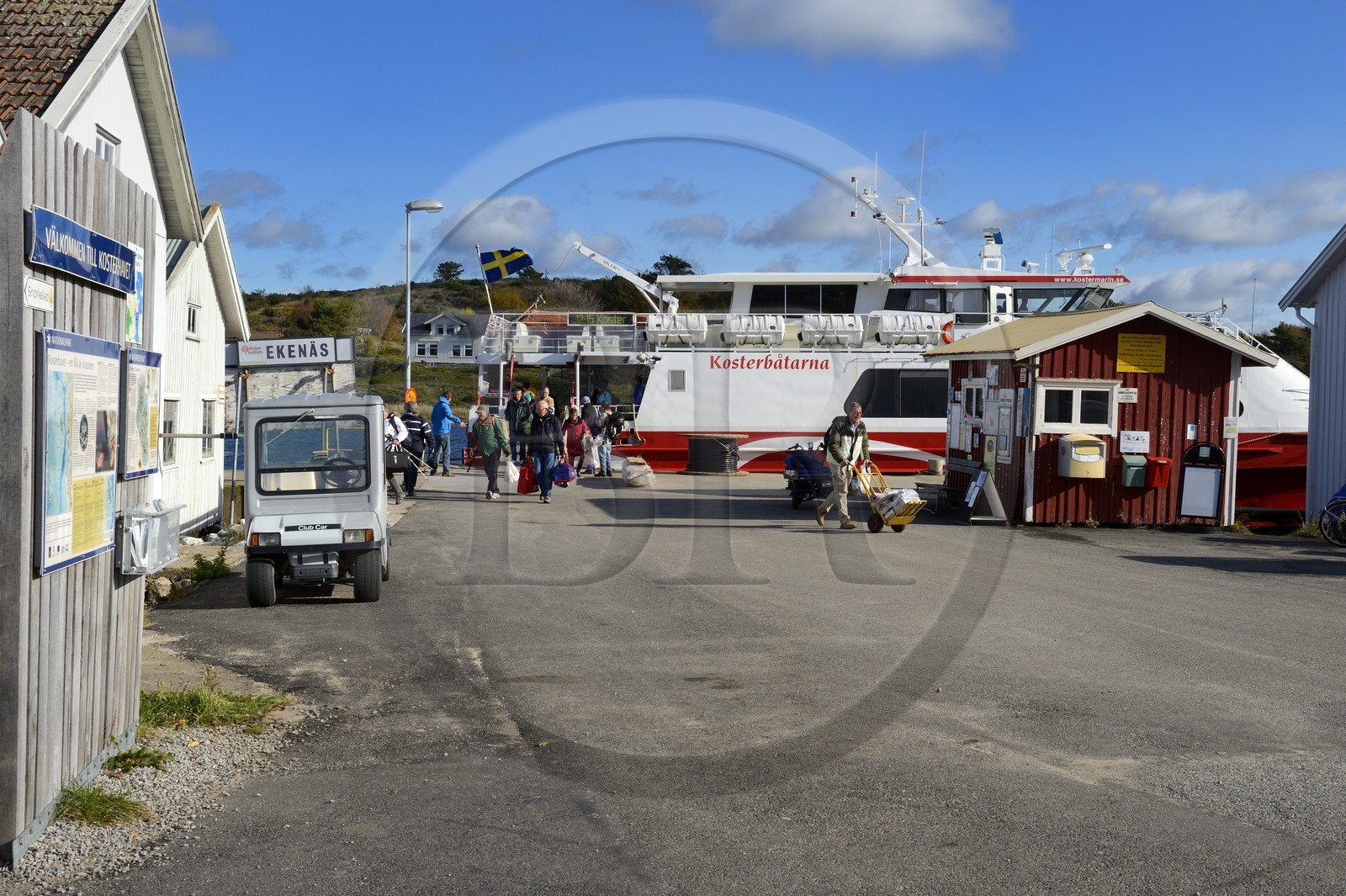 Suède, Västra Götaland, Iles Koster, Sydkoster, Ekenäs, embarquement à l'escale du ferry