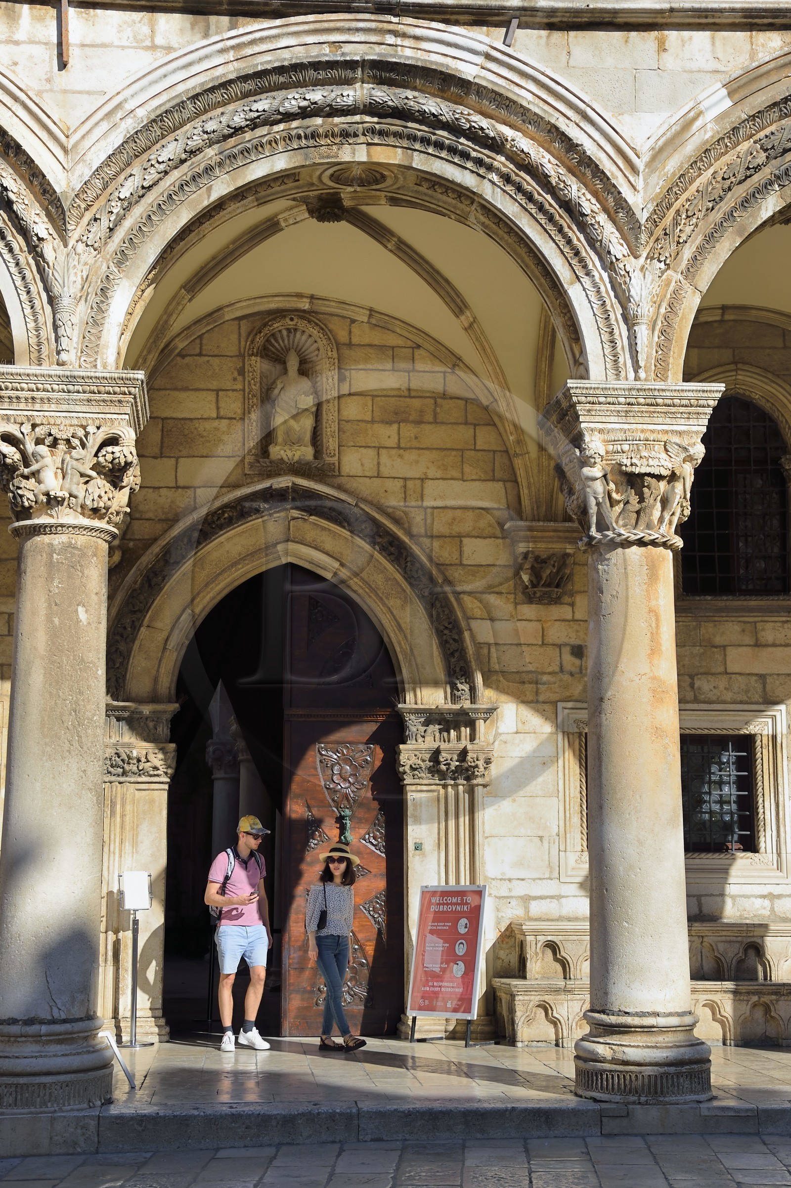 Croatie, Dalmatie, cote dalmate, Dubrovnik, centre historique classé Patrimoine Mondial de l'UNESCO, Palais du Recteur, détail de chapiteau Renaissance