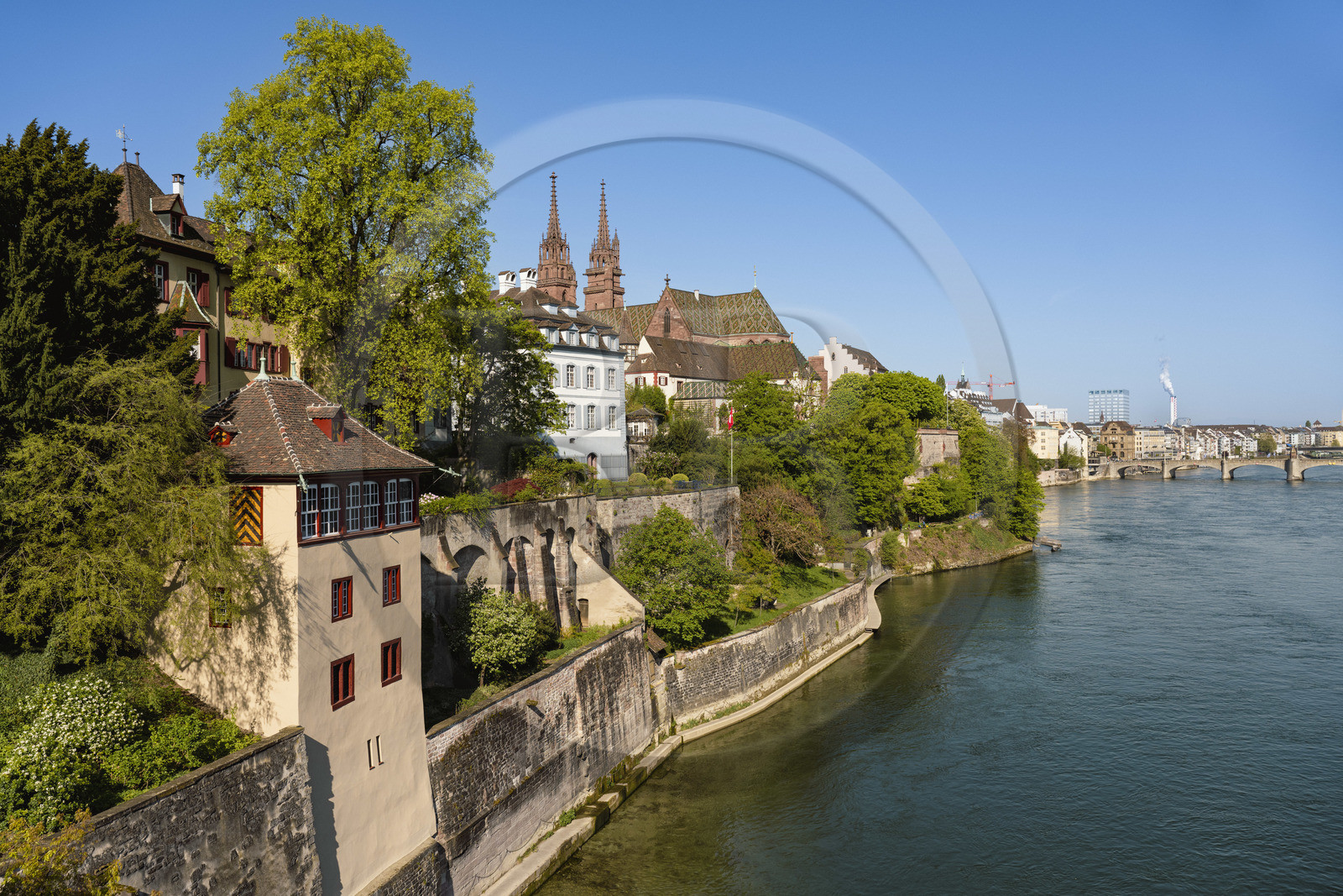 Suisse, Bâle, la rive gauche du Rhin, la cathédrale protestante Notre-Dame de Bâle (Munster) domine le Rhin