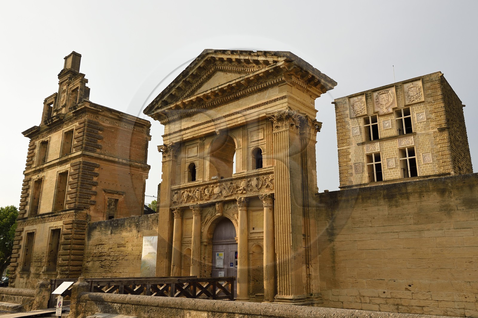 France, Vaucluse (84), Parc Naturel Regional du Luberon, La Tour d'Aigues, ruines du chateau Renaissance