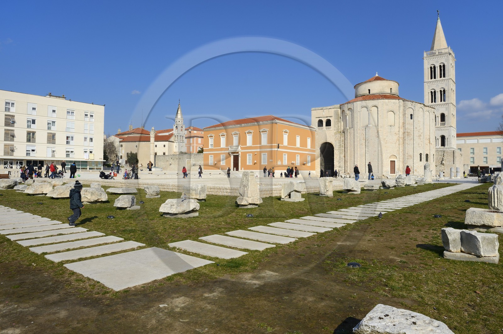 Croatie, Dalmatie, côte dalmate, Zadar, le forum romain, l'église Saint Donat et le campanile de la cathédrale
