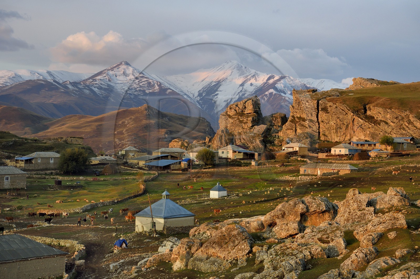 Azerbaïdjan, région de Quba (Guba), chaine de montagne du Grand Caucase, village de Giriz à l'aube