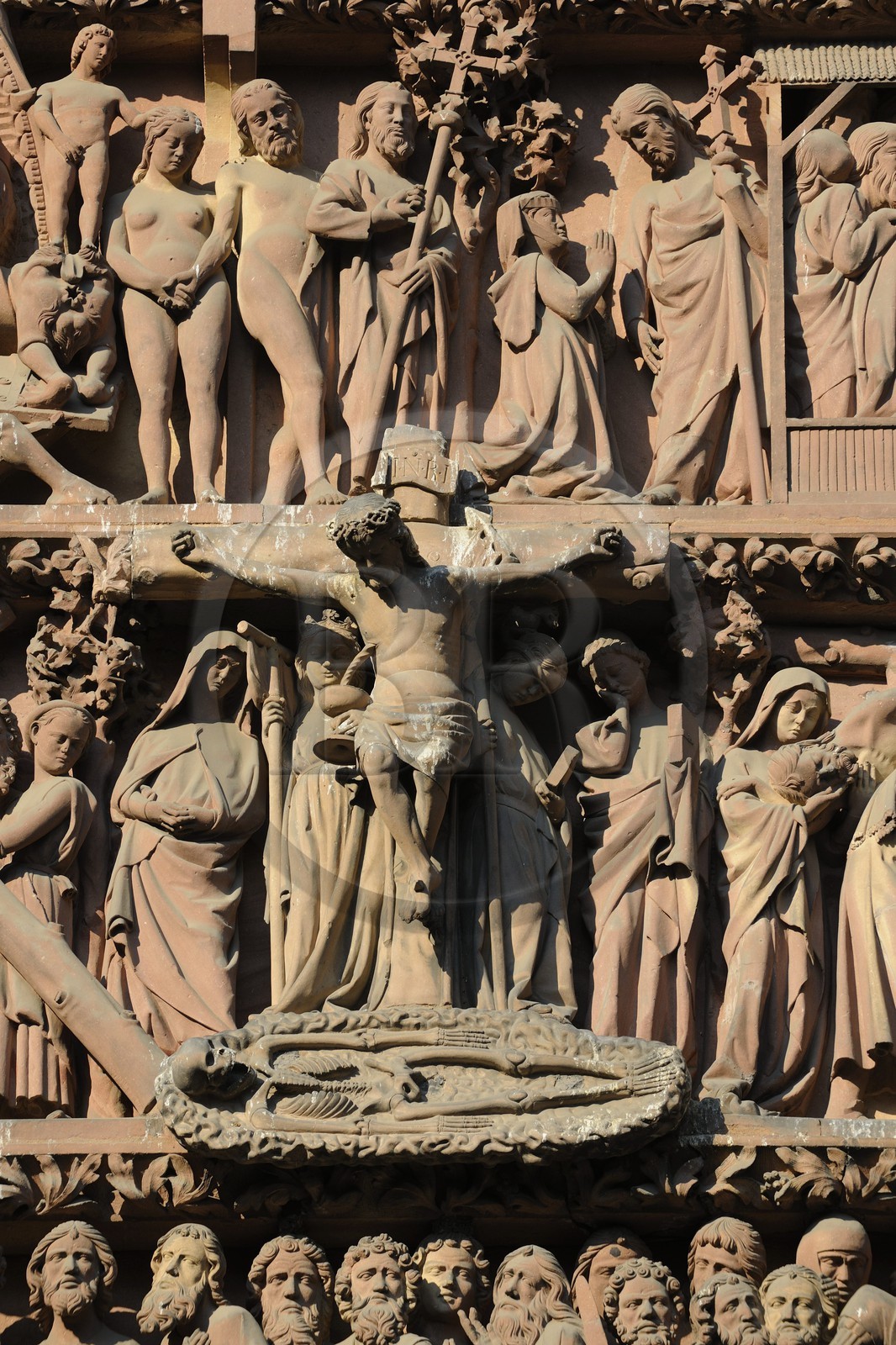 France, Bas-Rhin (67), Strasbourg, la cathédrale Notre-Dame, la façade occidentale, le portail central, sous les pieds du Christ en croix le squelette d’Adam