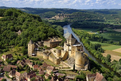 France, Dordogne (24), Périgord Noir, vallée de la Dordogne, Castelnaud-la-Chapelle labellisé Les Plus Beaux Villages de France, le château de Castelnaud-la-Chapelle sur un éperon rocheux au dessus de la rivière Dordogne (vue aérienne)