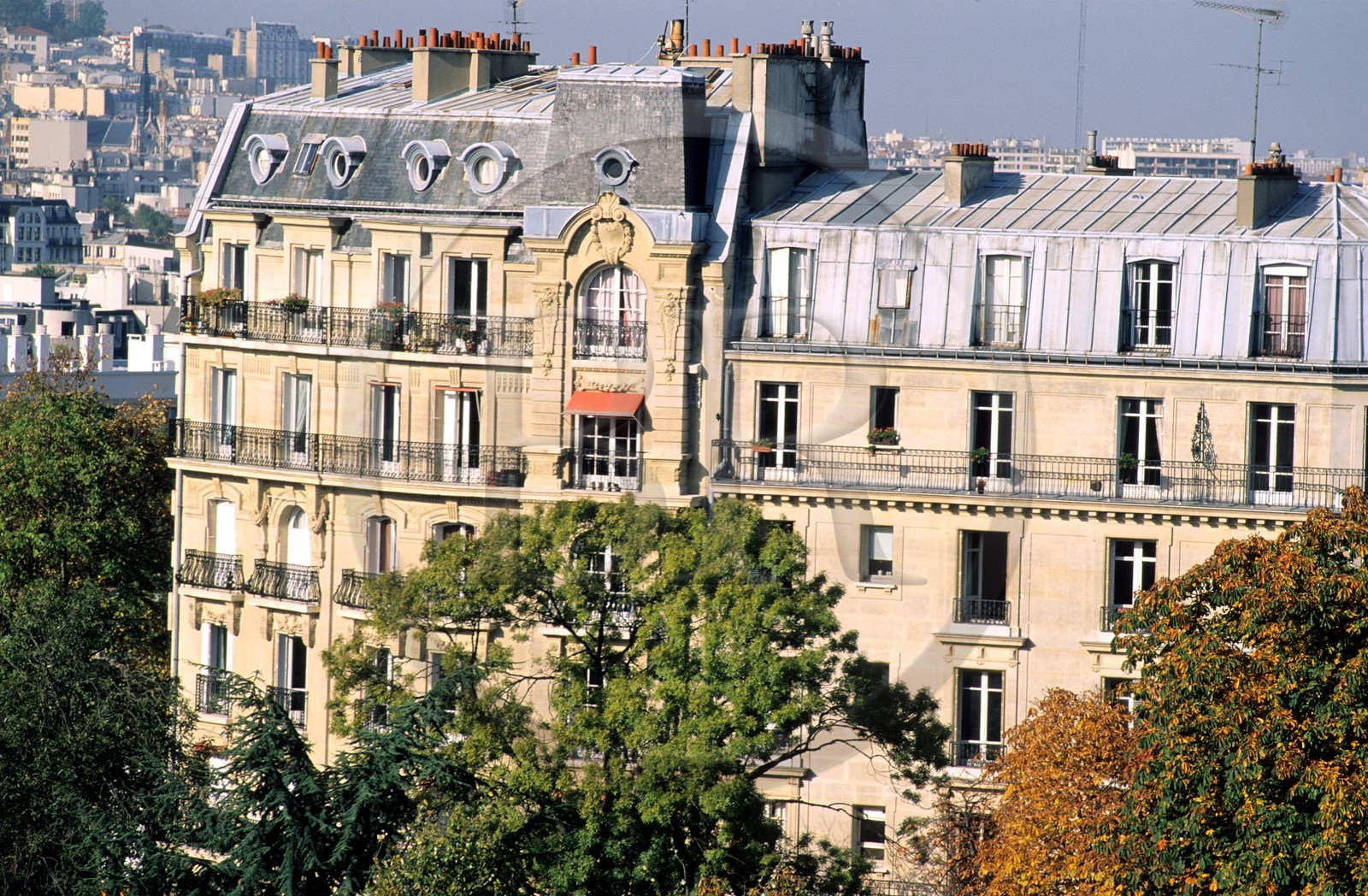 France, Paris (75), immeuble haussmannien de la rue Manin dans le 19ème arrondissement