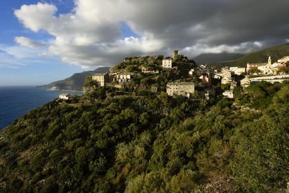 France, Haute-Corse (2B), Cap Corse, le village perché de Nonza et la Tour paoline (Torra paolina)