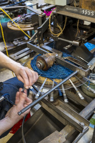 France, Drôme (26), Drôme provençale, Nyons, La Scourtinerie, dernière manufacture de scourtins de Provence, filtres traditionnels utilisés dans la fabrication de l'huile d'olive mais conçus aussi aujourd'hui comme objets de décoration en fibre de coco, fabrication de scourtins dans leur atelier sur des appareils à tisser circulaires faits sur mesure, ici la tireuse