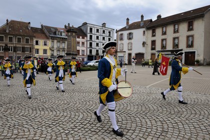 France, Vosges (88), Senones, capitale de l’ex-Principauté de Salm-Salm rattachée à la France en 1793, la relève de la Garde dans la cour de l'ancienne abbaye