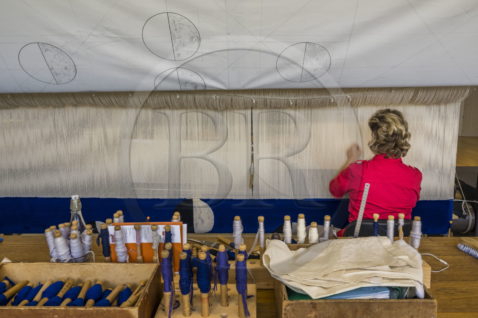 France, Hérault (34), Lodève, Manufacture de la Savonnerie unique annexe de la Manufacture Nationale de tapis de la Savonnerie des Gobelins, travail d'une licière sur un métier à tisser