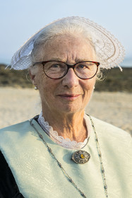 France, Morbihan (56), Port-Louis, la grande Plage de Port-Louis au pied des remparts, association de danses bretonnes le Cercle celtique Armor Argoat, Marie Annick Quelen