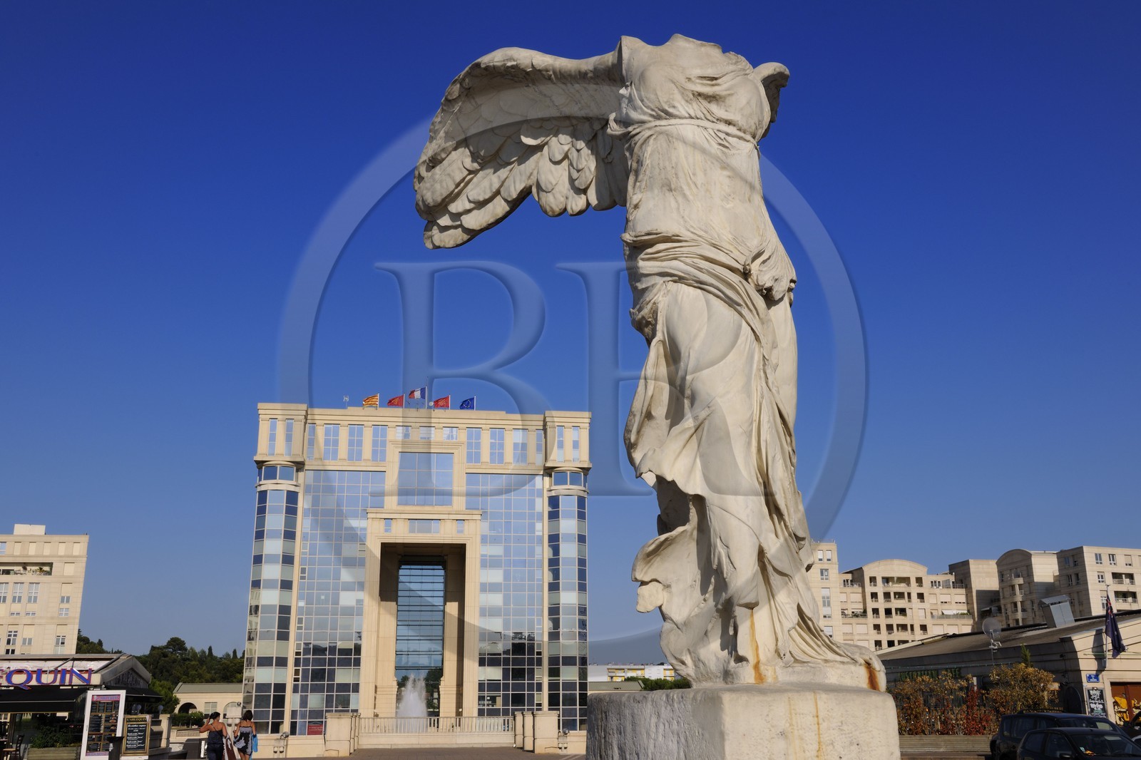 France, Hérault (34), Montpellier, quartier Antigone, réplique de la Victoire de Samothrace et l' Hôtel de région de l'architecte Ricardo Bofill