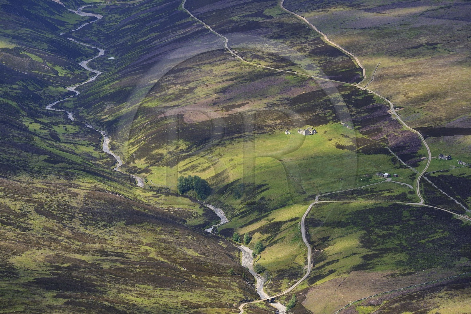 Royaume-Uni, Ecosse, Perth and Kinross, paysage près de Dalchalloch, un Glen des Grampian Mountains (vue aérienne)