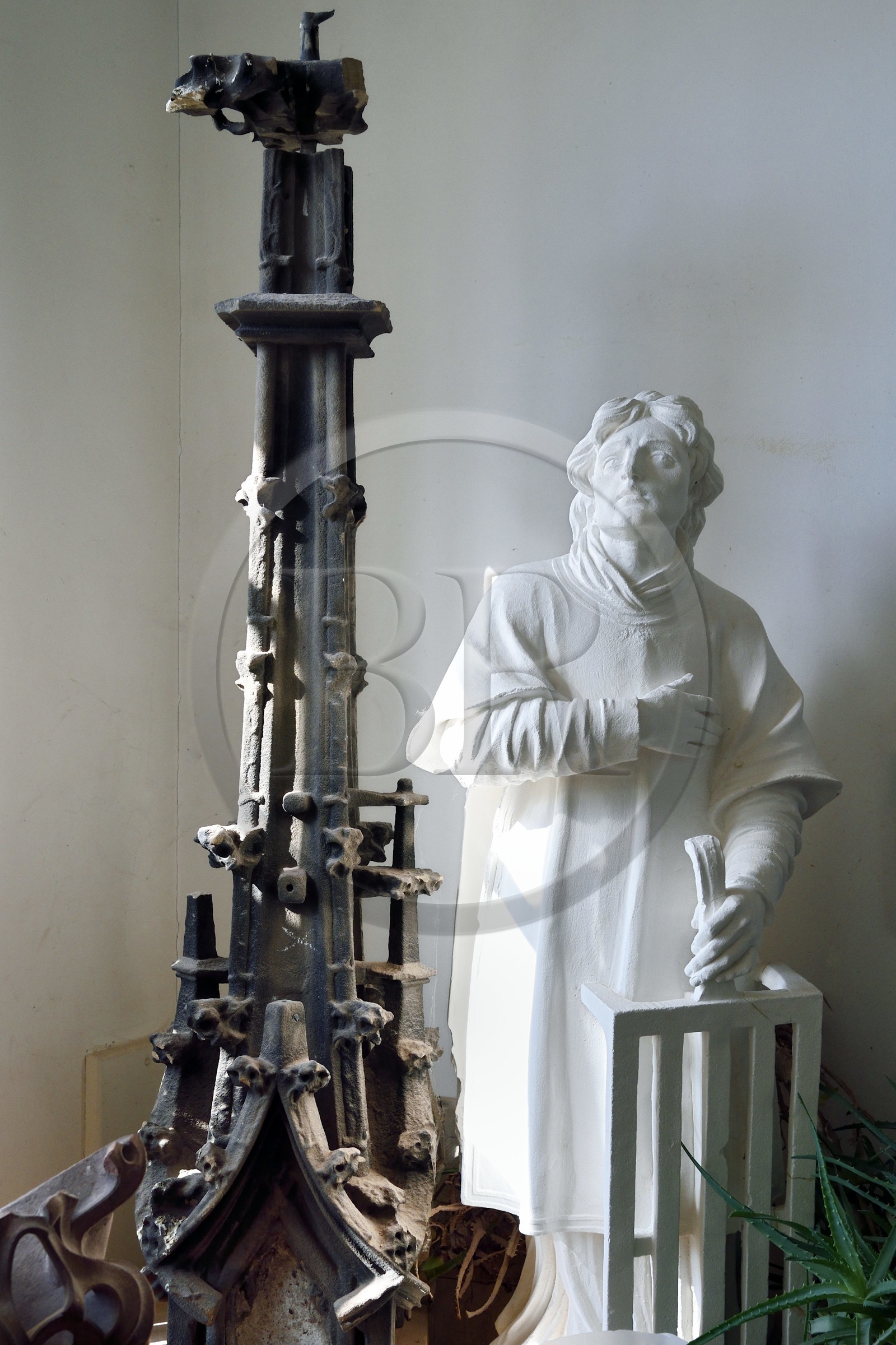 France, Bas-Rhin (67), Strasbourg, vieille ville classée au Patrimoine Mondial de l'UNESCO, ateliers de taille et de sculpture de la Fondation de l'Oeuvre Notre-Dame, pinacle en grès de 1494 assemblé en goujonnage