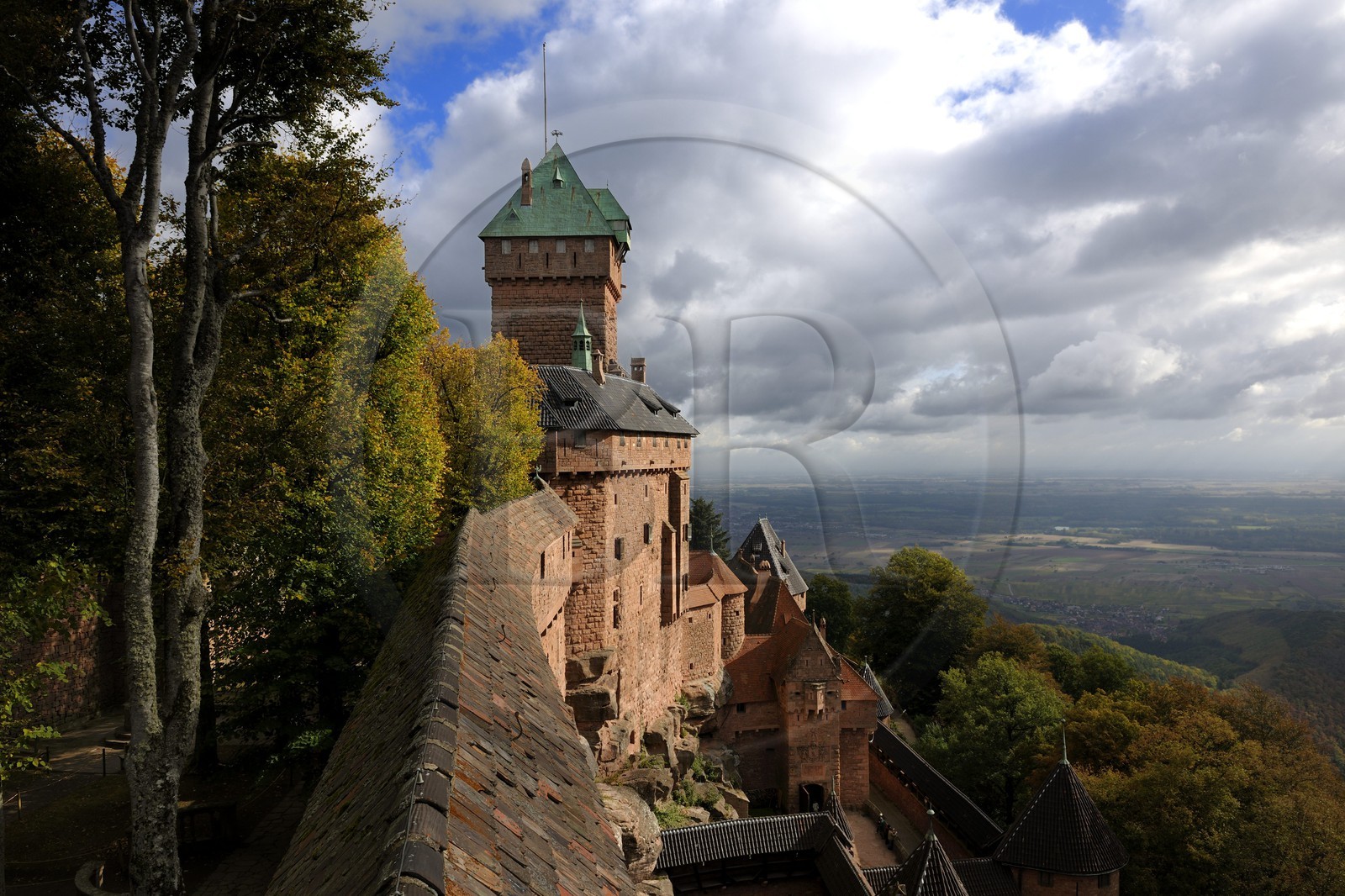 France, Bas-Rhin (67), le château du Haut-Koenigsbourg, le donjon et le logis sud vus depuis le Grand Bastion
