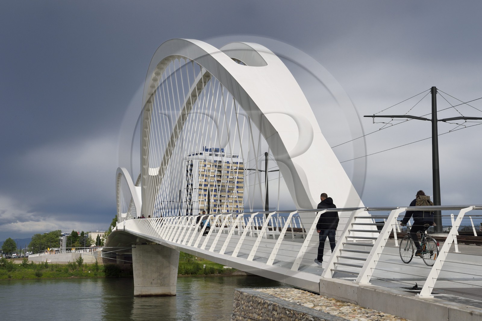 France, Bas-Rhin (67), Strasbourg, le pont piéton, vélo et du tram de la ligne D sur le Rhin reliant Strasbourg à Kehl en Allemagne inauguré le 28 avril 2017 appelé pont Beatus Rhenanus