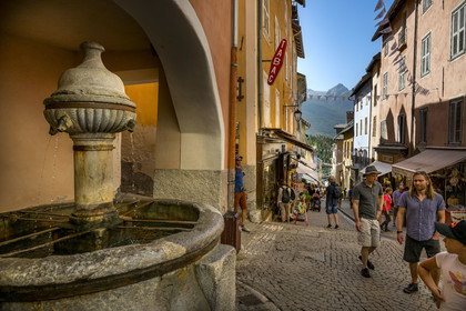 France, Hautes Alpes (05), Briançon, site Vauban classé Patrimoine Mondial de l'UNESCO, vieille ville dans l'enceinte de la citadelle, la fontaine des Soupirs dans la Grande Rue
