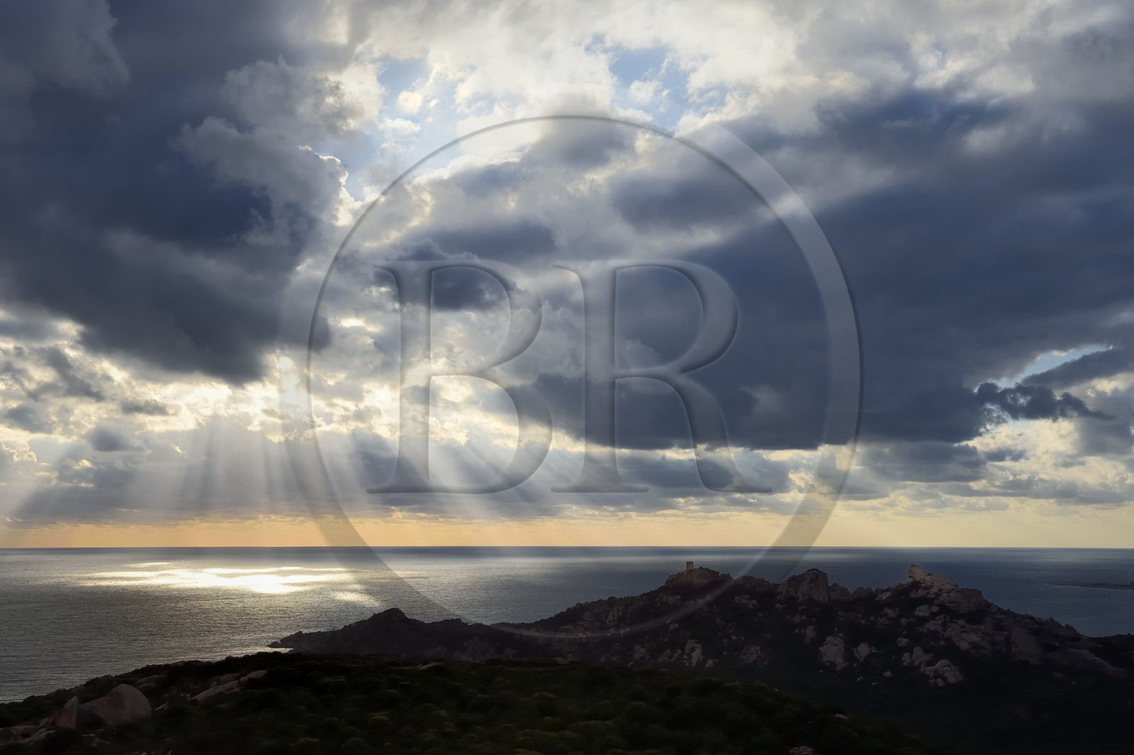 France, Corse-du-Sud (2A), le site naturel de Cala de Roccapina, la tour génoise et le rocher du Lion