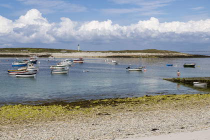 France, Finistère (29), Mer d'Iroise, Ile de Molène, sur la plage du port et l'ilot Lédenez Vraz en arrière plan