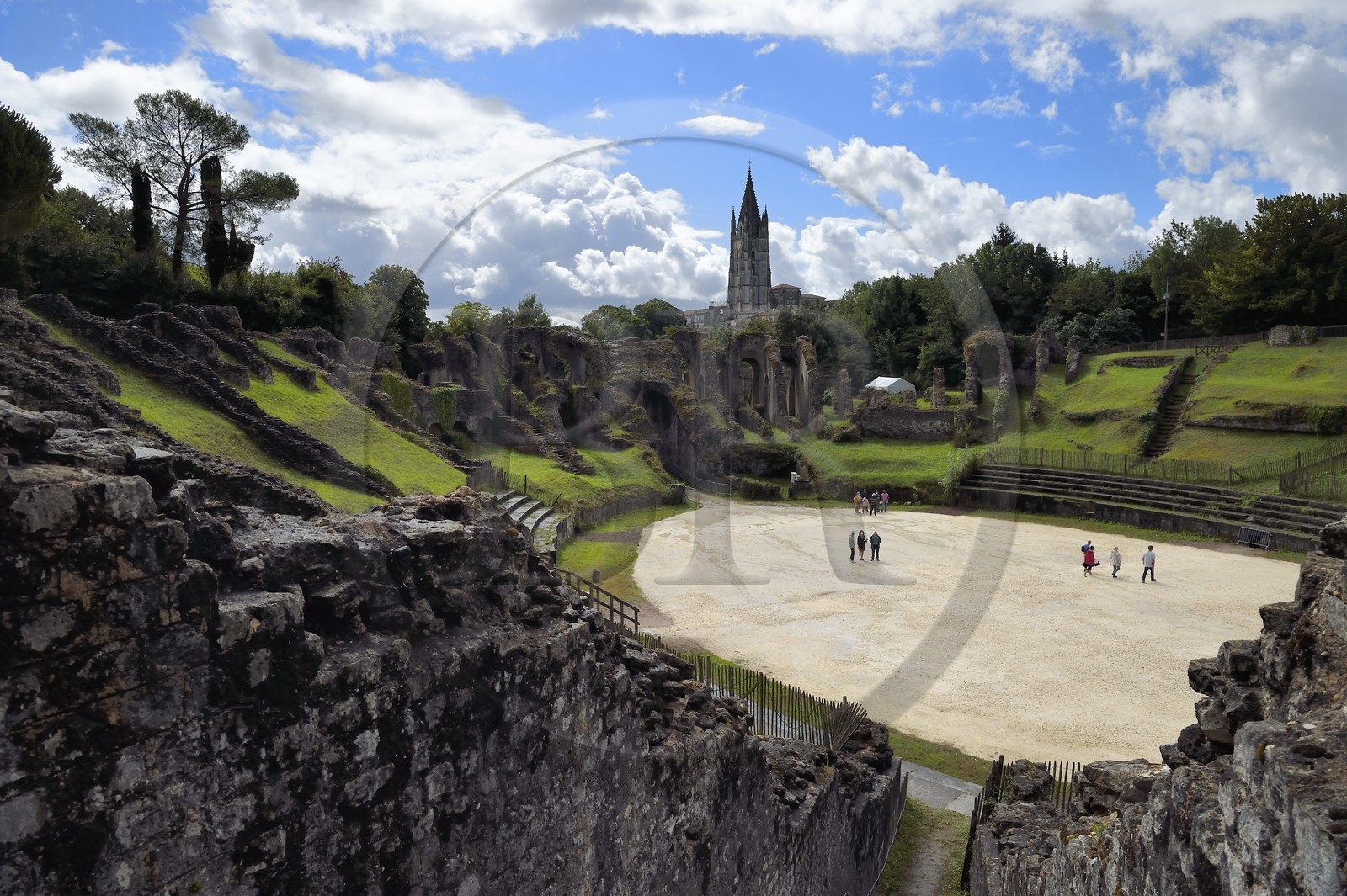 France, Charente-Maritime, Saintonge, Saintes, Gallo-Roman amphitheater locally called the Arènes de Saintes, its construction began under the reign of Tiberius and ended under the reign of Claudius, around 40 AD, 127 meters long by 102 wide, it could accommodate nearly 15,000 spectators, the Saint-Eutrope basilica in the background