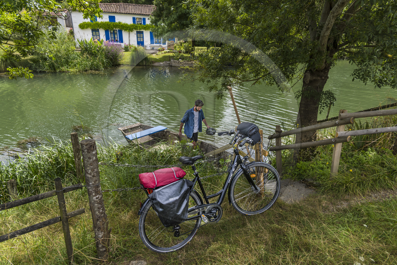 France, Deux-Sèvres (79), le Marais Poitevin, la Venise Verte, Coulon, maison du marais typique au bord de la Sèvre Niortaise et de la voie cyclable de la Vélo Francette