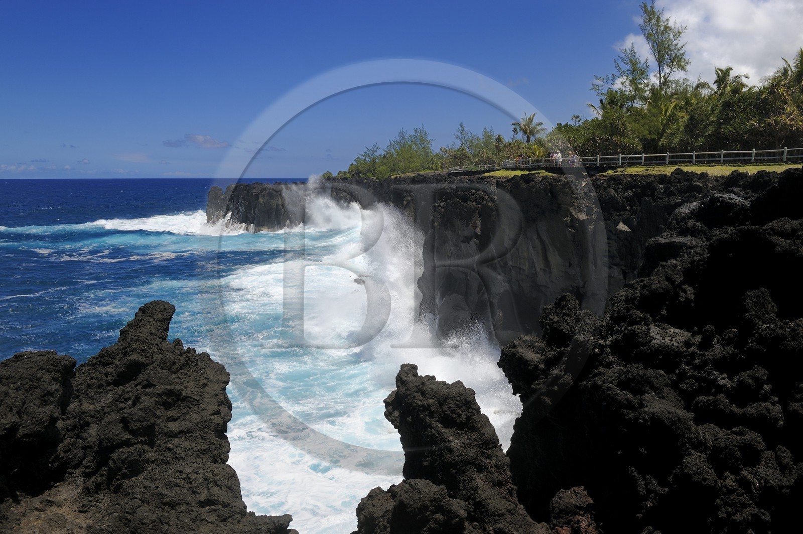 France, Ile de la Reunion, côte sud, Saint-Philippe, le Cap Méchant est situé le long d'une côte déchiquetée de roche volcanique frappée par la houle et typique de la région appelée Sud sauvage