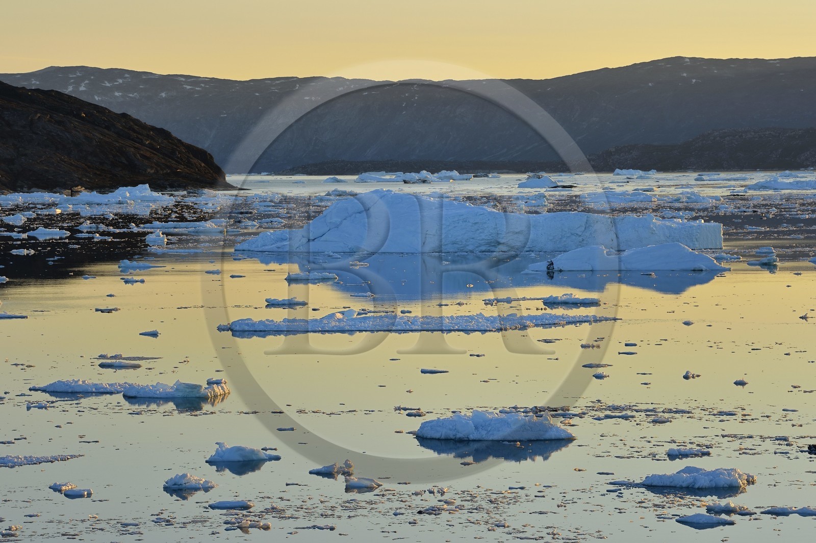 Greenland, west coast, Disko Bay, Icebergs in Quervain Bay at sunset