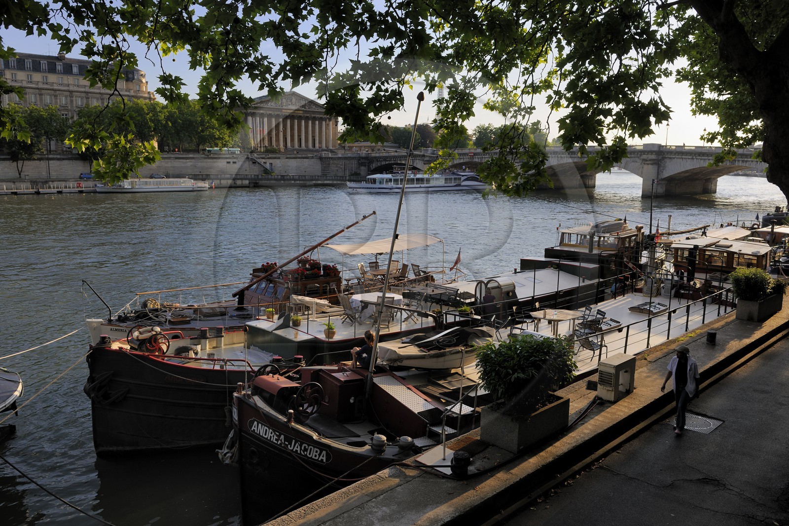 France, Paris (75), les rives de la Seine classées Patrimoine Mondiale de l'UNESCO, péniches au port des Tuileries avec le Palais Bourbon au fond