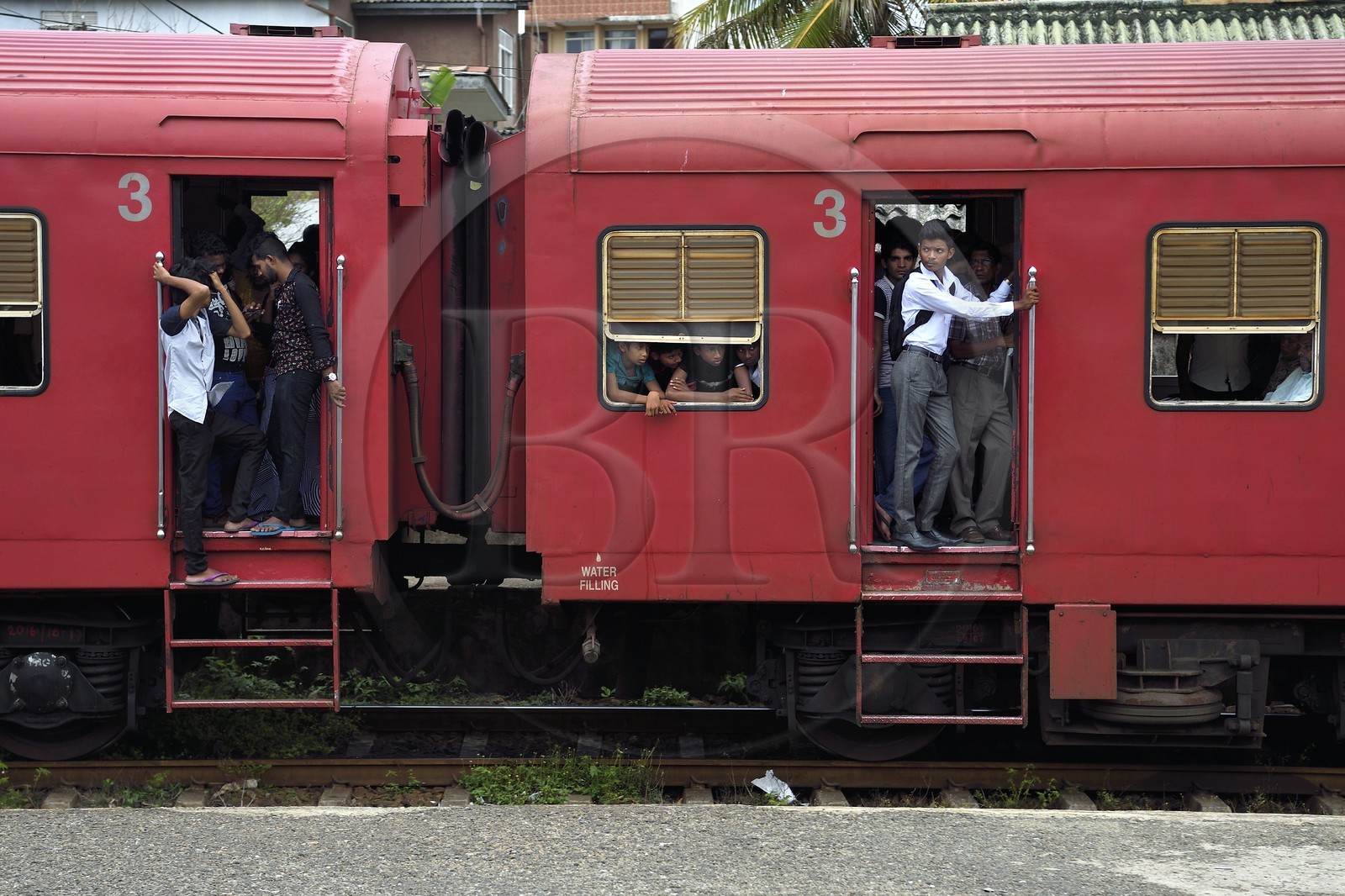 Sri Lanka, banlieue de Colombo, train de banlieue bondé