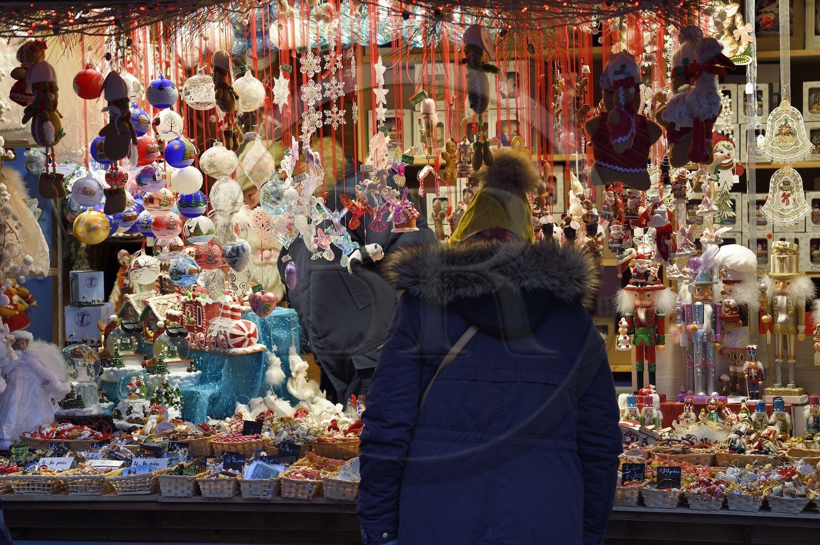 France, Haut-Rhin (68), Colmar, le marché de Noël place de l'Ancienne Douane (Koifhus), étal vendant des décorations de Noël