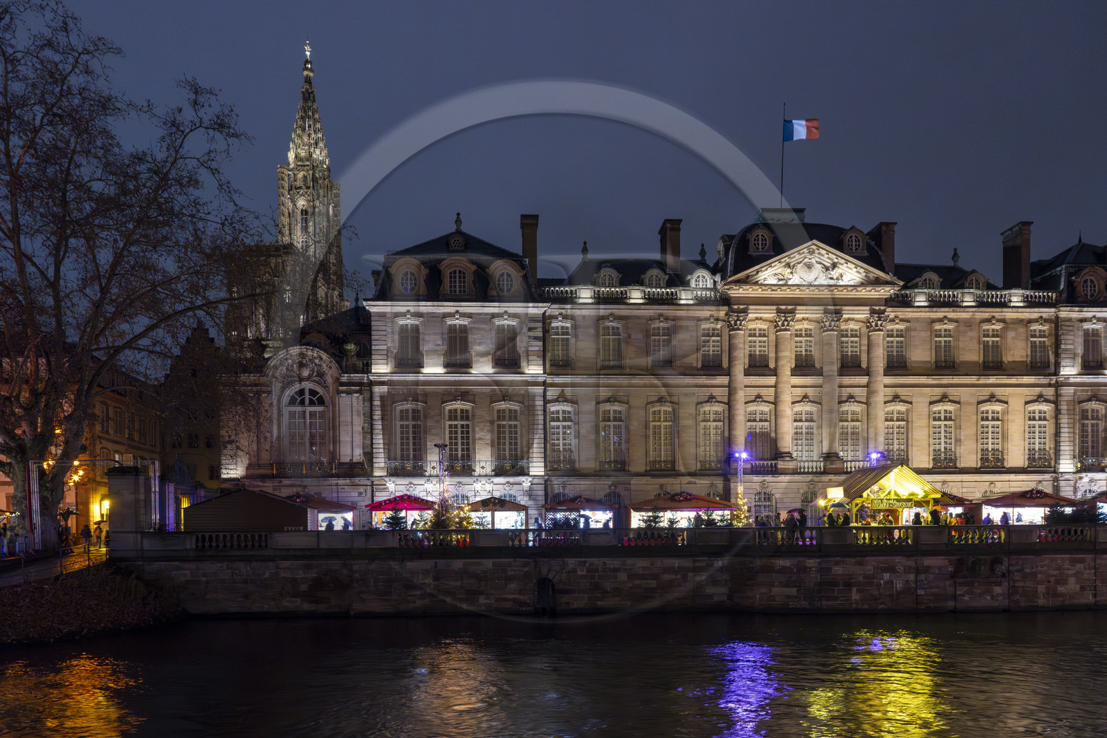 France, Bas-Rhin (67), Strasbourg, vieille ville classée au Patrimoine Mondial de l’UNESCO, les berges de l'Ill face au quai des Bateliers sous le Palais Rohan