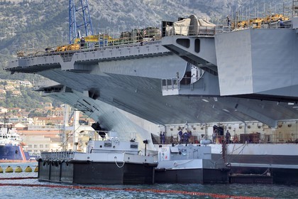 France, Var (83), Toulon, la base navale (Arsenal), le porte-avions à propulsion nucléaire Charles de Gaulle en rénovation de mi-vie