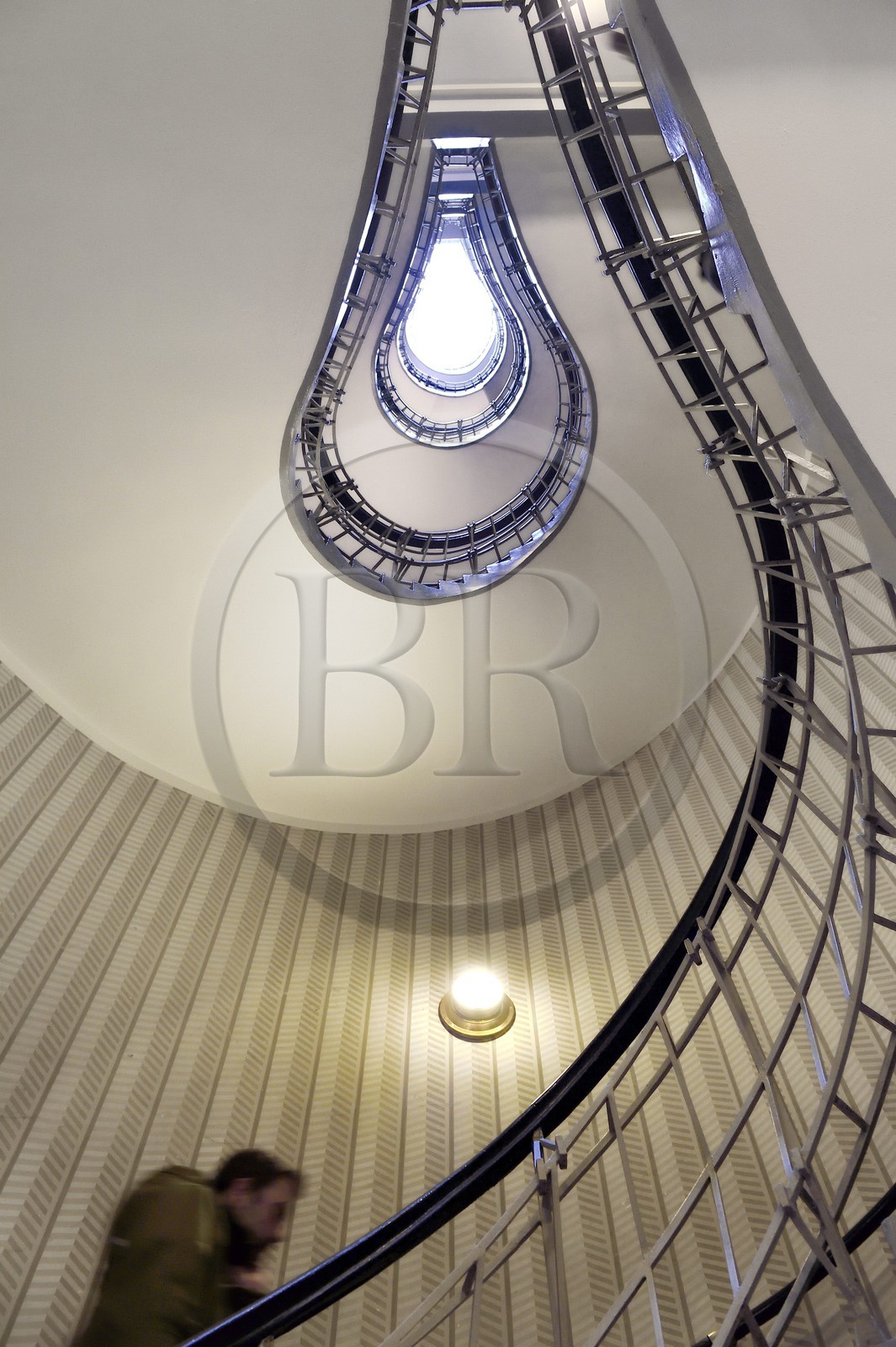 République Tchèque, Prague, centre historique classé Patrimoine Mondial de l' UNESCO, quartier de Stare Mesto, Maison à la Vierge noire batiment cubiste de l'architecte Josef Gocar qui héberge le Grand Café Orient et le Musée du Cubisme, l'escalier