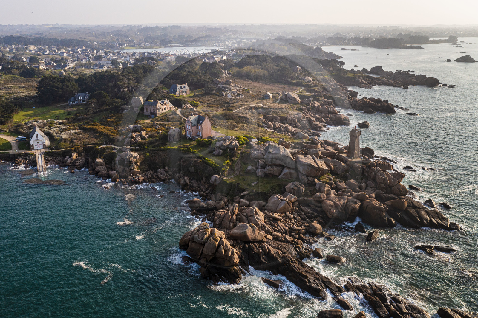 France, Côtes-d'Armor (22), Côte de Granit Rose, Perros-Guirec, Ploumanac'h, pointe de Skewell (Squéouel), le phare de Mean Ruz sur le sentier des Douaniers aussi chemin de Grande Randonnée GR 34 (vue aérienne)