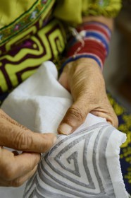 Panama, Panama City, atelier de la créatrice de mode française Helene Breebaart, travail de broderie traditionnelle d'un Mola par une amérindienne Kuna (Cuna)